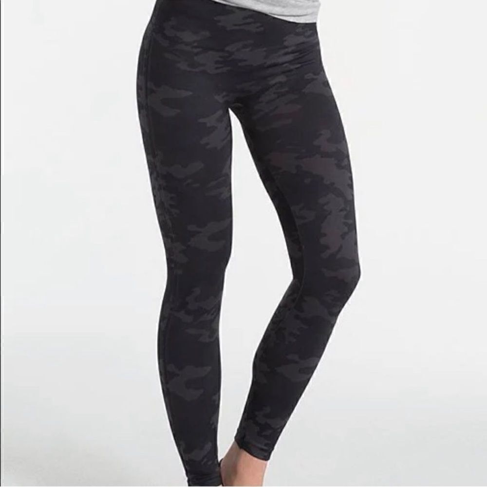 Spanx Seamless Black Camo Leggings Women’s Medium